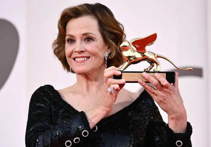 سيغورني ويفر تتسلم جائزة الأسد الذهبي في حفل افتتاح مهرجان البندقية السينمائي