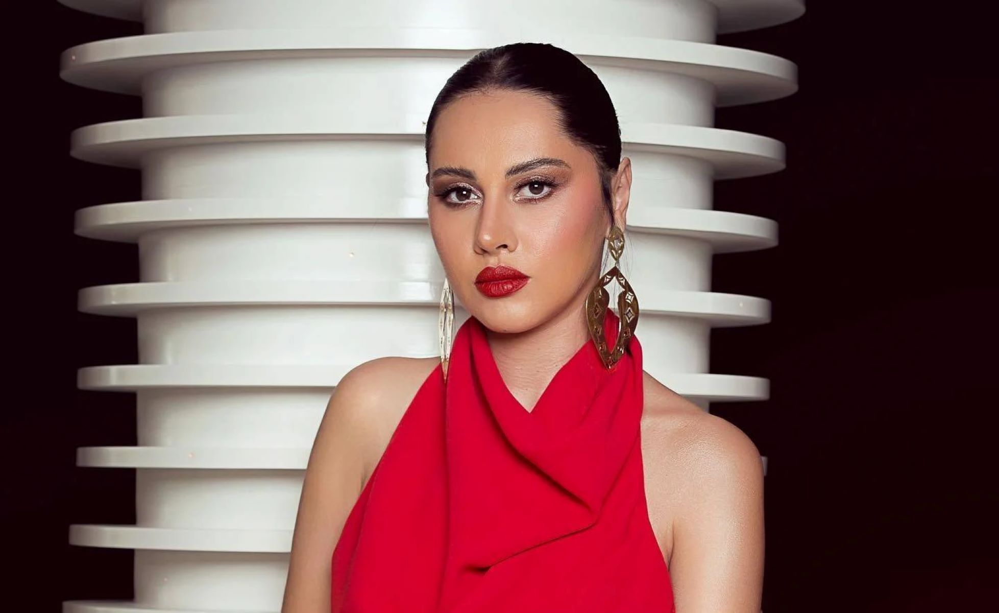 ياسمين رئيس بـ”الفستان الأبيض” في مهرجان الجونة السينمائي