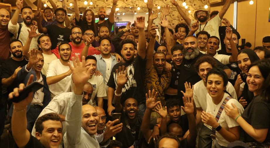 كريم عفيفى وملك قورة..فركش «كنبة حبشىي» في كافيه بالشيخ زايد