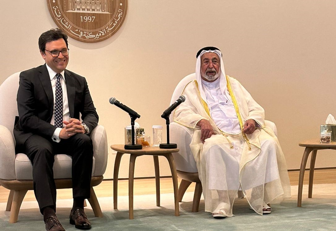 وزير الثقافة يُسلم حاكم الشارقة “جائزة النيل للمبدعين العرب”