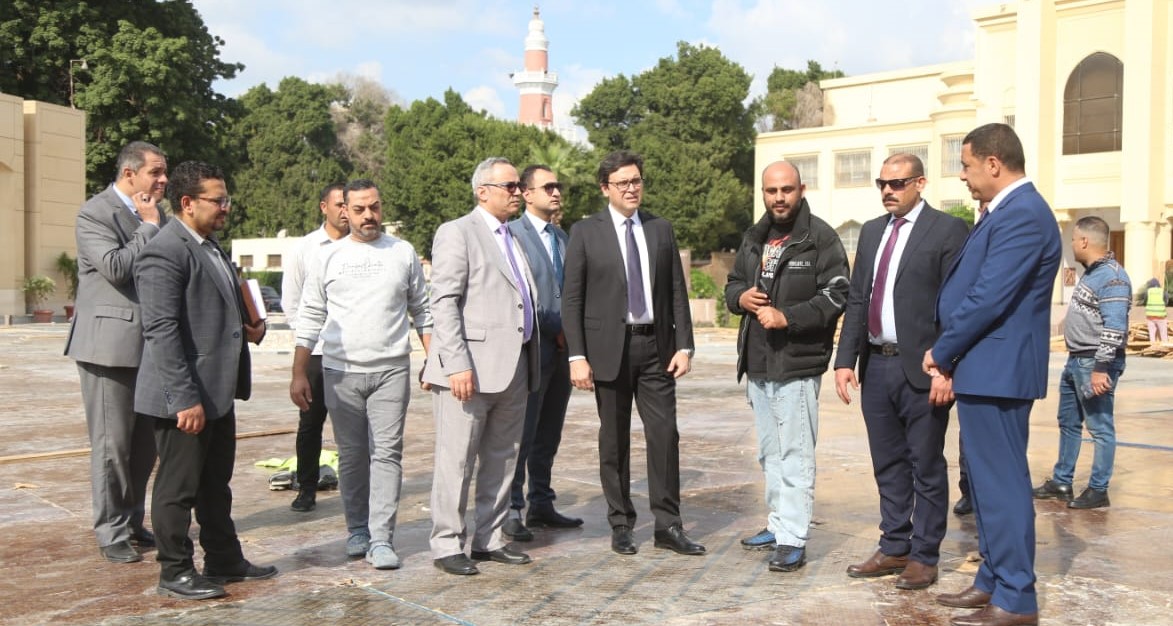وزير الثقافة يتفقد التجهيزات الجارية لافتتاح مهرجان القاهرة السينمائى