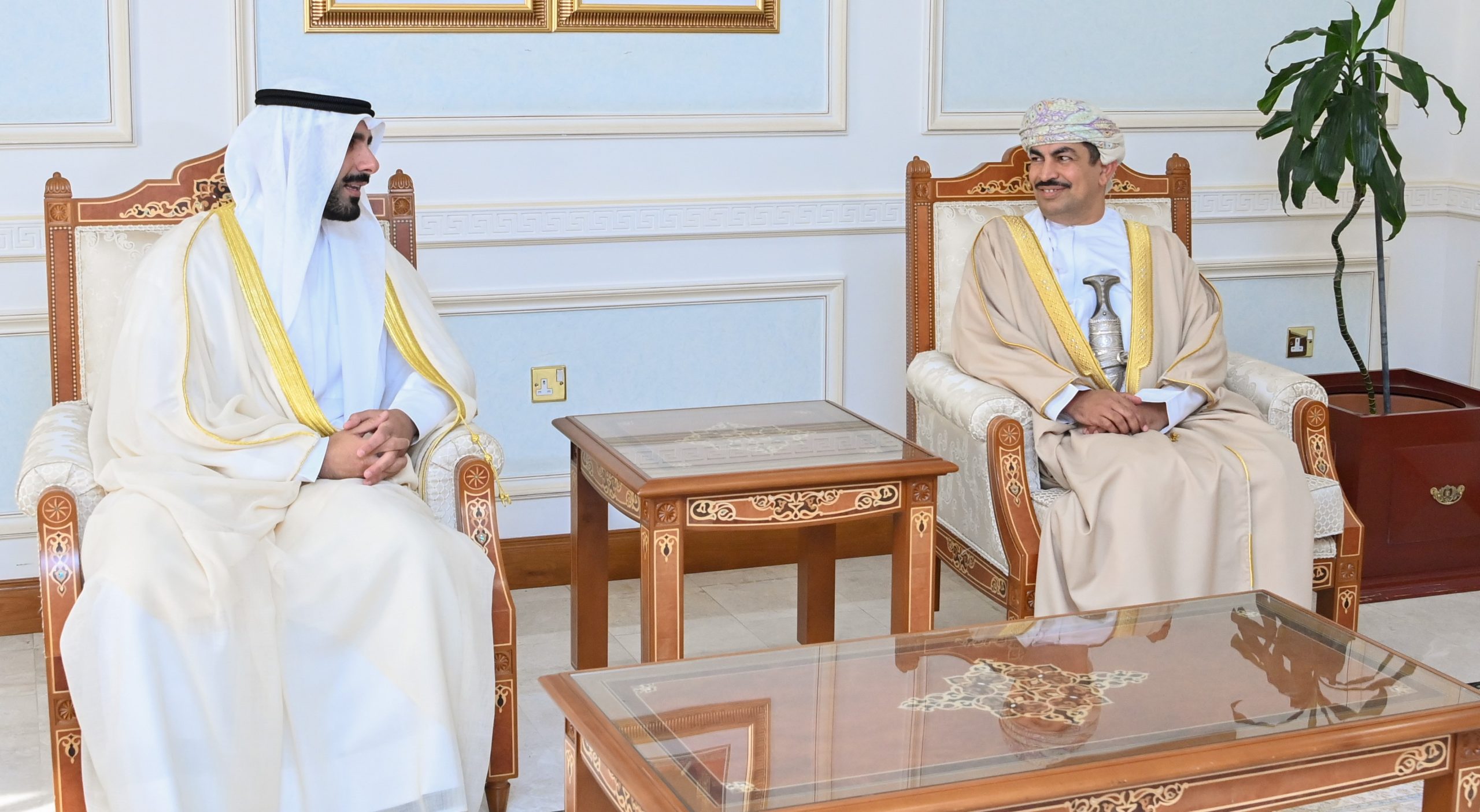 الشيخ مبارك الصباح ناقش مع الوزير العماني عبدالله الحراصي تطوير البرامج الإعلامية