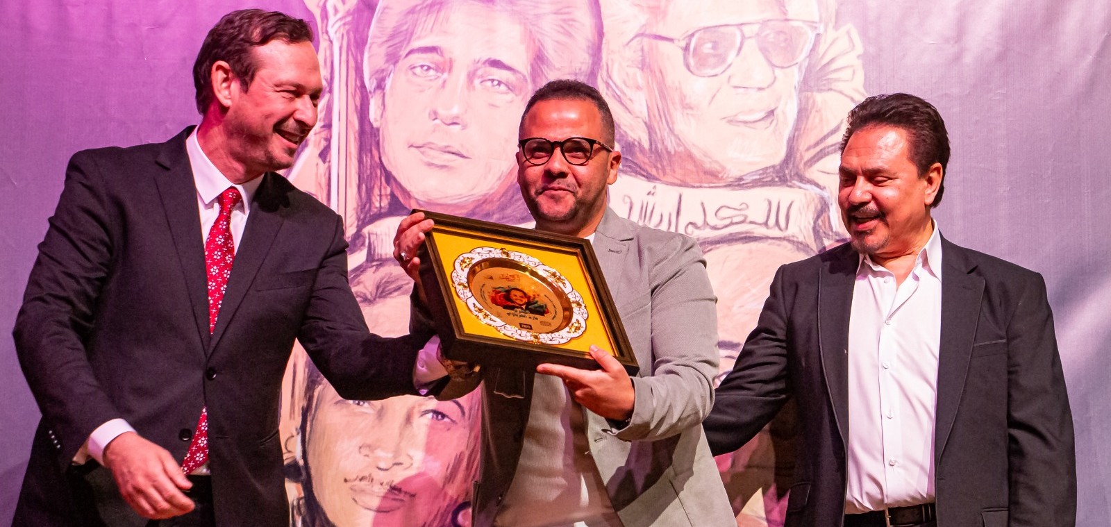 تكريم المخرج مازن الغرباوي بالدورة الأربعين لمهرجان المسرح العالمي بأكاديمية الفنون
