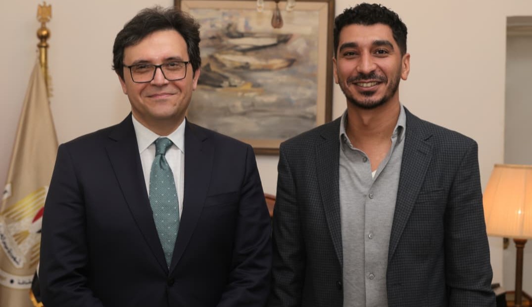 وزير الثقافة يلتقي المخرج كريم الشناوي لبحث التعاون ودعم التجارب السينمائية الشابة