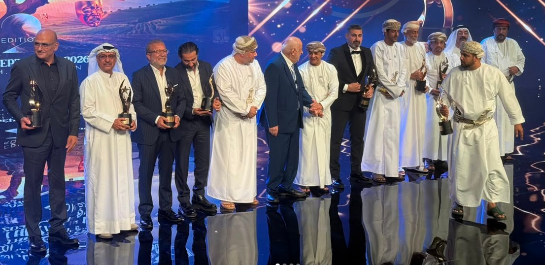 في ليلة استثنائية.. ظفار يحتفي بنجوم المسرح العربي في افتتاح دورته الثانية